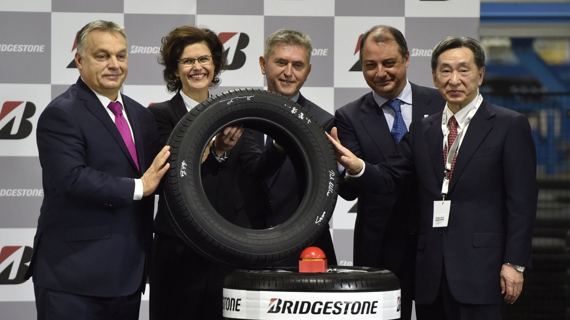 Orbán Viktor miniszterelnök, Topolcsik Melinda, a Bridgestone Tatabánya Termelő Kft. ügyvezető igazgatója, Bencsik János országgyűlési képviselő, Adolfo Llorens, a Bridgestone Manufacturing EMEA régiójának senior alelnöke és Dzsunicsi Koszuge, Japán budapesti nagykövete